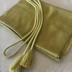 薄い緑色の房付き帯締め、縮緬帯揚げ