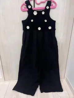 黒い花モチーフのオーバーオール