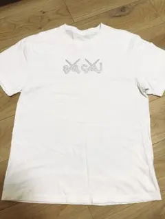 【最終値下げ】KAWS TOKYO × sacai限定コラボ　Tシャツ