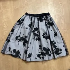 【新品】フレアスカート グレーと黒の花柄　LEST ROSE