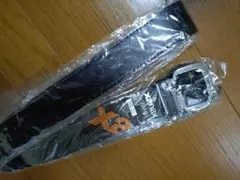黒の合成皮革ベルト メタルバックル付き
