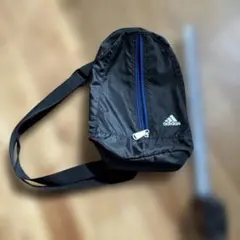 キッズ　adidas ボディバッグ 黒 青ファスナー