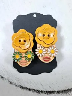 花とお顔イヤリング　黄色のモコモコヘア