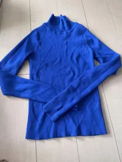 青 タートルネック