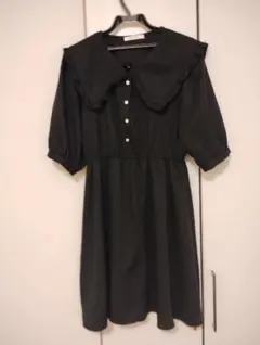 飾有荷葉邊的黑色迷你連衣裙 短袖