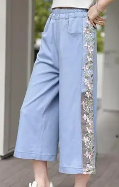 刺繍入りライトブルーワイドパンツ