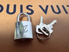 ゆ*ー様 虎*様 ルイ・ヴィトン 南京錠と鍵2本セット