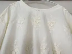 スタジオクリップ　3Dレースのお花ブラウス　ホワイト　美品のサムネイル