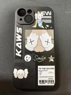 KAWS デザイン iPhone15用ケース ブラック