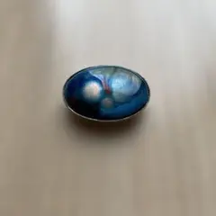 光沢のある青色系の帯留め