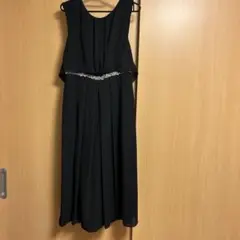 黒　パンツドレス　ベージュボレロ