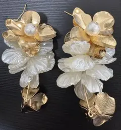 花モチーフ ピアス ゴールド ホワイト