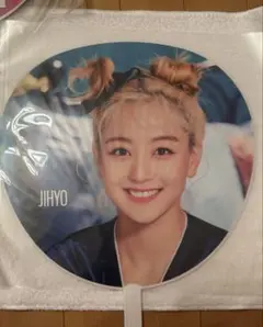TWICE ジヒョうちわケース うちわ2枚 アクスタ マスコット指輪 お値下げ⭕️ TWICE ジヒョ うちわ うちわケース ガチャ トレカ - メルカリ