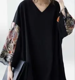 ブラック Vネック 刺繍デザイントップス