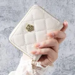 新品未使用 ホワイト キルティング ミニカードケース フラワーモチーフ