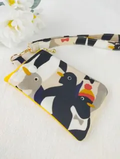 ニット帽ペンギンのポップなミニポーチ ハンドメイド 鳥　メイクポーチ　小銭入れ
