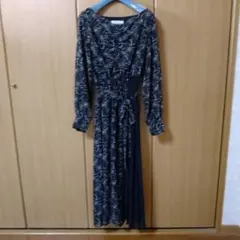 ほぼ未使用長袖フラワー柄ロングワンピース