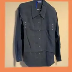 黒い長袖シャツ 2つのポケット付き　背中三つボタン