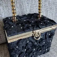 黒いボックス型パーティーバッグ