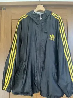 adidas フード付きブラックジャケット