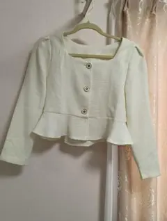 アイボリー ノーカラーペプラムジャケット