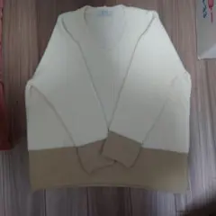 UNTITLED アイボリー Vネック ニット　セーター