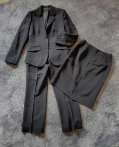 ピンストライプ地　ブラックのスーツ、スラックスとタイトスカートの３点セット。