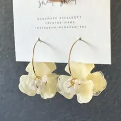 チェコビーズとフラワーのフープピアス＊ホワイト＊ゴールド＊ハンドメイド