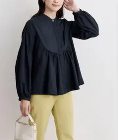 ユアーズ　Urs￼ デザインスリーブバンドカラーフレアシャツ　ネイビー