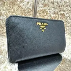 【美品】プラダ 二つ折り財布 ブラック ゴールドロゴ サフィアーノ ユニセックス