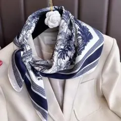 レディース人気スカーフ　新品　ネイビーとホワイトの花柄スカーフ　ボタニカル