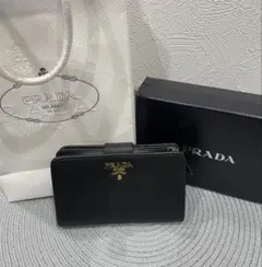 美品】PRADA サフィアーノ二つ折り長財布 ブラック メタルロゴ バイ