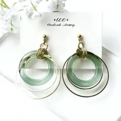 1034★くすみグリーン×ゴールドリング　大ぶり　ハンドメイドピアス　イヤリング
