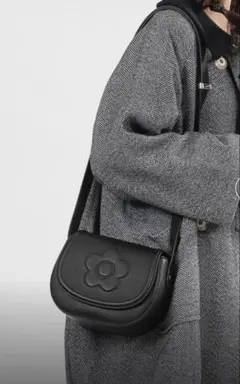 マリークワント　シュリンクデイジーエンボス ショルダー（ブラック）