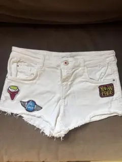 Bershka ホワイトショートパンツ