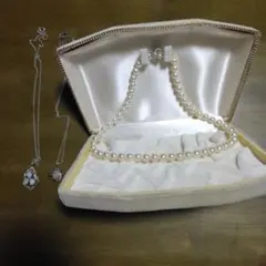 ホワイトパールネックレス 花形留め具付きおまけネックレス2個