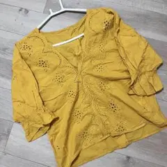 【ローリーズファーム】オレンジ色のトップス　刺繍のサムネイル