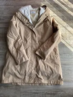 drugすとあーずフード付きベージュジャケットとアイボリーシャツ