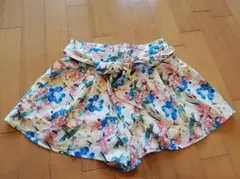 INGNI（イング）、ウエストリボンつき淡い花柄キュロット。