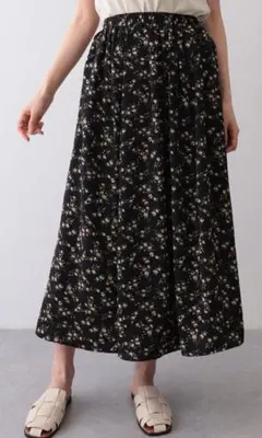小花柄 フレアスカート ブラック ロング丈　タグ付きのサムネイル