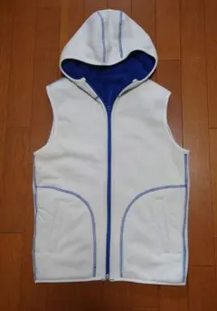 ユニクロ　リバーシブルフード付きベスト Sサイズ