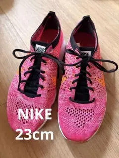 美品　NIKE Flyknit ピンク スニーカー 23cmのサムネイル