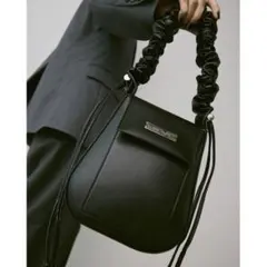 un/neu ギャザーハンドルフェイクレザーレザーフラップバッグ