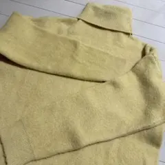 イエロー　タートルネックセーター　ニット