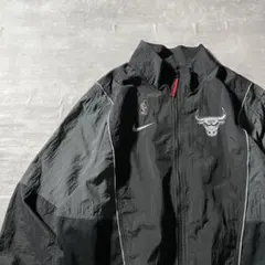 【希少XLサイズ、人気BULLS】NIKEナイロンジャケット刺繍ロゴ古着NBA.