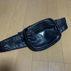 GUESS ブラック ボディバッグ
