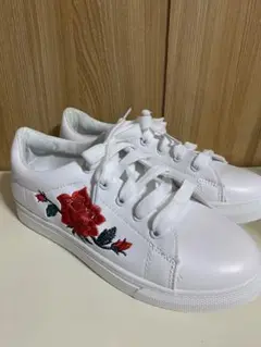白 刺繍スニーカー 薔薇
