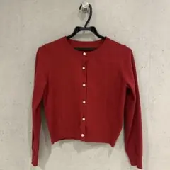 赤いボタン付き長袖カーディガン