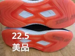 テニスシューズ　22.5　カーペットのサムネイル