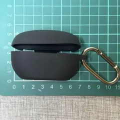 カラナビ付きAirPodsケース　黒ブラック　シリコン　シンプル　無地